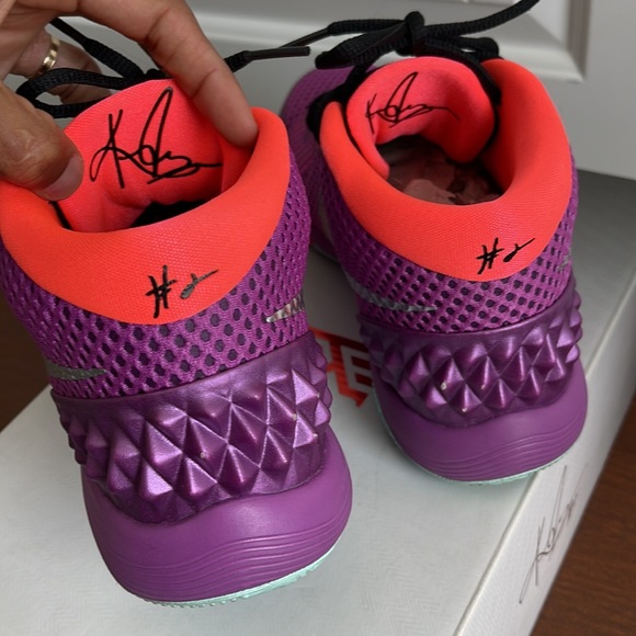 Kyrie Irving 1  'Easter' Edition - Picture 8 of 16